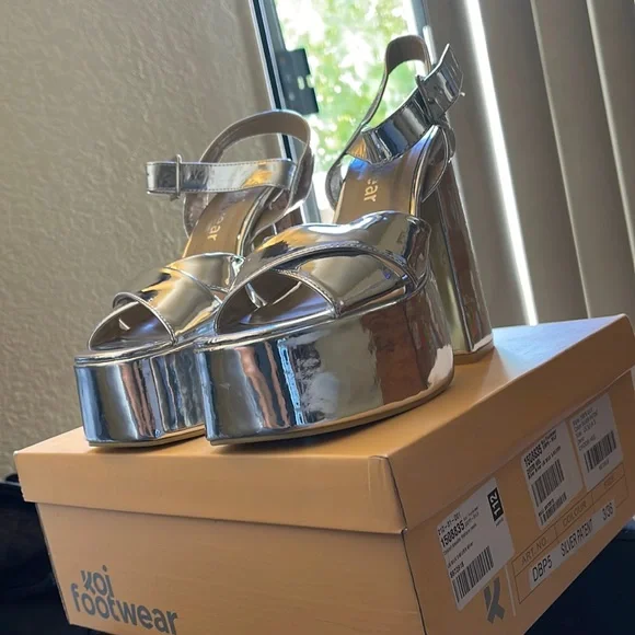 Chidori Metallic Platform Heels - Picture 2 of 7